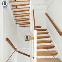 Escalier droit moderne en métal pour villa, durable, au design naturel et chaleureux, avec construction sans interstices et panneau latéral intégré lisse, pour la maison