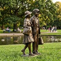 Sculpture de couple de voyageurs vintage en bronze, style antique, taille réelle, pour cour de campus, statue en bronze