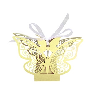 Petite boîte en carton écologique faite à la main, <span class=keywords><strong>dragées</strong></span> souvenirs avec <span class=keywords><strong>design</strong></span> personnalisé pour les invités de mariage - Product Image 2