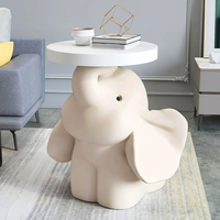 Adorable éléphant décoratif sur pied pour salon, grand meuble décoratif, près du canapé, plusieurs meubles comme cadeaux pour déménagement.