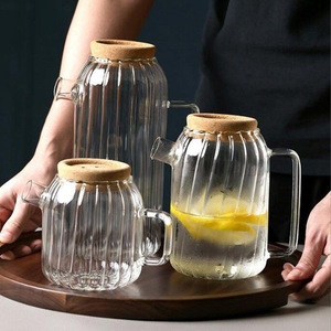 Carafe à jus en verre à rayures verticales avec couvercle en bois 2L, pour eau froide, idéale pour les fêtes et l'usage domestique - Product Image 2