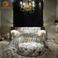 Lit capitonné de luxe style Wild-Chic avec tête de lit capitonnée en patchwork multi-matériaux, lit plateforme haut de gamme en cuir et velours mélangés