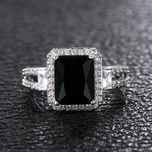 Anello in Cristallo Nero per Uomo, Accessorio Minimalista per Uso Quotidiano e Feste - Product Image 3