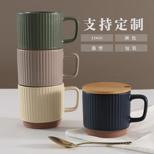 Tasses en céramique nordiques personnalisées avec couvercles, design rayé, tasses à café réutilisables pour les occasions spéciales - Product Image 1