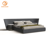 Lit plateforme capitonné de luxe en velours, design dossier haut, couleur beige clair pour chambre à coucher de style hôtel moderne