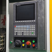 Tour CNC horizontal à cinq axes de haute précision et haute qualité, tête motorisée robuste à commande numérique pour le traitement des tiges métalliques