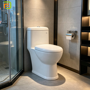 WC monobloc contemporain en céramique à économie d'eau, à poser au sol, à double chasse siphonique, pour projets hôteliers - Product Image 1