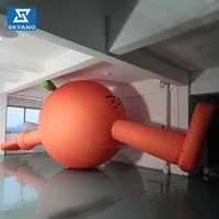 Modèle de dessin animé gonflable géant personnalisé en forme d'orange agitant les bras, personnage de fruit gonflable suspendu pour la publicité et la décoration de toit