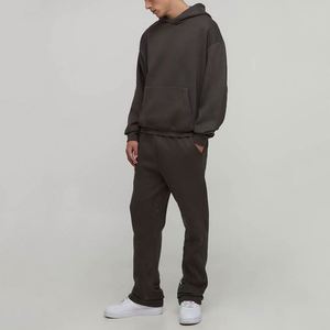 Ensemble de survêtement deux pièces pour homme, marron moka foncé, avec sweat à capuche oversize et pantalon de survêtement évasé à fermeture éclair, détails décoratifs discrets, style streetwear, personnalisable ODM - Product Image 1