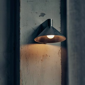 Moderna lampada da parete per esterni con paralume in metallo nero e sorgente luminosa a LED in ottone per la decorazione di Hotel e giardini - Product Image 1