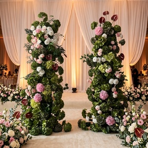 Gouden hoornvormige boogstandaard met groene hortensia's van zijde, eucalyptus en groen voor bruiloftsceremonie, gangpad, entree, receptie, feest of evenement. - Product Image 1