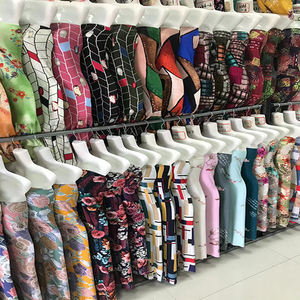 Venta al por mayor baati somalí 100 viscosa floral impreso faldas de las mujeres material de rayón tela de peso ligero - Product Image 1