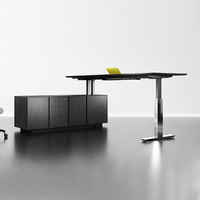 Bureau de direction moderne, durable et écologique, réglable en hauteur, avec cadre chromé poli et plateau en feutre, idéal pour les PDG