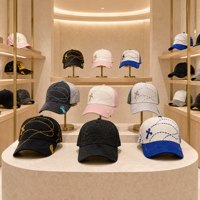 Casquette de baseball en daim premium 2026 avec logo croix en métal de designer, broderie 3D, strass et patch scintillant