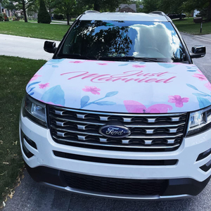 Funda para Capó de Coche con Bandera, Decoración para Bodas, Funda para Capó con Impresión por Sublimación 120x150cm, Bandera Personalizada para Capó de Coche 'Acabamos de Casarnos' - Product Image 4
