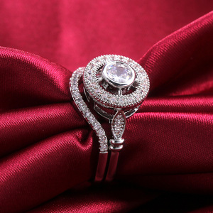 Elegante anello cavo testurizzato per donna, gioielli alla moda con design intarsiato scintillante - Product Image 1