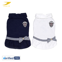 Fabricant OEM ODM de vêtements pour animaux de compagnie : Chemises pour chiens à col marin avec badge décoratif et nœud papillon – Vêtements confortables pour petits chiens