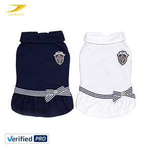 Fabricant OEM ODM de vêtements pour animaux de compagnie : Chemises pour chiens à col marin avec badge décoratif et nœud papillon – Vêtements confortables pour petits chiens - Product Image 1