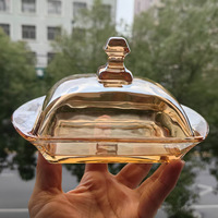 Beurrier en verre vintage avec couvercle et poignée papillon en relief pour le stockage alimentaire en cuisine