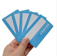 Étiquettes d'emballage personnalisées conçues pour les noms et les cartes de vacances en PVC à lumière bleue UV et à lumière bleue de petite quantité