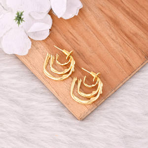 Venta al por mayor Lote de 25 Pendientes de medio aro chapados en oro de latón de moda para mujer Elegante regalo de boda y fiesta - Product Image 3