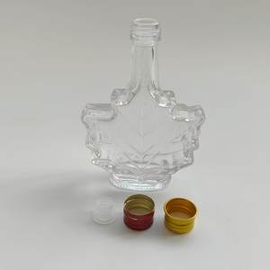 Bouteille en verre de silex unique de <span class=keywords><strong>feuille</strong></span> <span class=keywords><strong>d</strong></span>'érable de 50ml avec couvercle en aluminium avec bouchon pour alcool de whisky de <span class=keywords><strong>vodka</strong></span> de vin - Product Image 4