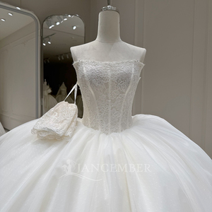 Vestido de Novia Moderno Xx90 Color Marfil, Sin Tirantes, con Corsé de Encaje, Falda de Tul Voluminoso Estilo Princesa, Cola Capilla - Product Image 3