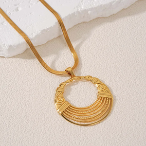 Collier en acier inoxydable 304 plaqué or 18 carats de haute qualité avec pendentif rond creux plaqué or 18 carats conçu pour les femmes - Product Image 1