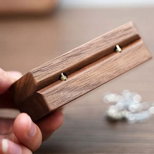 กล่องเก็บแหวนไม้วอลนัทแบบสองช่องพร้อมฝาใสสำหรับขายส่ง - Product Image 4