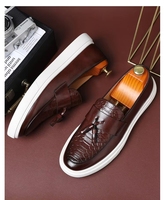 Mocassins pour hommes en cuir texturé croco avec détails en pompons et semelle plateforme surélevée