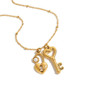 J & D Collar de acero inoxidable chapado en oro de 18 quilates Collar con colgante de llave de bloqueo de corazón de perla acrílica minimalista - Product Image 1