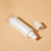 Vente en gros de flacons de lotion en plastique noir mat et blanc de luxe, flacons cosmétiques sans air en acrylique de 15 ml et 30 ml avec pompe