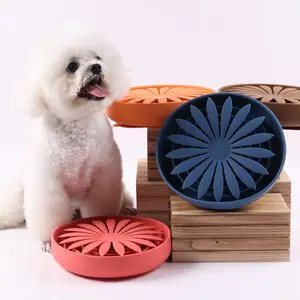 Stokta taşınabilir seyahat renkli gıda sınıfı silikon kauçuk yuvarlak Pet kedi köpek yemek kasesi besleme yavaş besleyici köpek kase