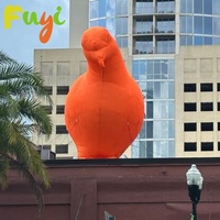 Réplique réaliste de pigeon gonflable avec base colorée pour installation artistique urbaine et festival en plein air