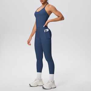 Nuovi Arrivi: Set Sportivo da Donna Alla Moda con Top Halter Allacciato e Leggings con Tasche Laterali, Completo Fitness e Yoga Personalizzabile - Product Image 3