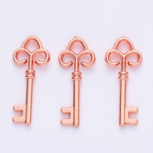 Pendentif clé squelette motif trèfle à trois feuilles en alliage <span class=keywords><strong>de</strong></span> zinc bronze antique pour décoration <span class=keywords><strong>de</strong></span> carte d'invitation <span class=keywords><strong>de</strong></span> mariage - Product Image 3