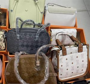 Sac à bandoulière en cuir PU de qualité supérieure pour femme, couleur unie, avec chaînes, sac à main tendance, vente en gros à bas prix - Product Image 6