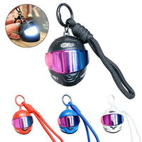 Porte-clés casque de moto lumineux et rabattable, breloque lumineuse originale pour sacs à dos et bagages, mini cadeau idéal