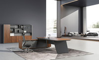 Bureau de direction moderne en forme de L avec finition en grain de noyer et armoire latérale mobile