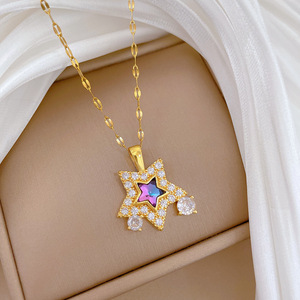 Collana con Ciondolo Luna Colorata in Acciaio Inossidabile, Design Lussuoso ed Elegante, Catena in Resina Sportiva Elettroplaccata con Dettagli in Bambù, per Uso Quotidiano - Product Image 3