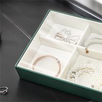 Plateau de rangement à bijoux empilable avec couvercle transparent, compartiments doublés doux et couleurs personnalisées pour boîte de rangement à bijoux en gros