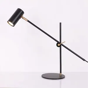 מתכת שולחן מנורת הפוסטמודרנית יצירתי קטן סלון אור יוקרה אמנות מחקר מיטת חדר שינה מלון מנורת שולחן
