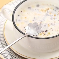 Cuillère créative en acier inoxydable motif fleur de cerisier, mélangeur à café à long manche en forme de cœur, cuillères à dessert et à miel, idéales comme cadeau
