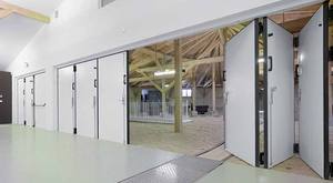 산업용 접이식 문 대형 창고 전기 접이식 문 아연 도금 판 작업장 접이식 문을 자동으로 밀고 당기십시오 - Product Image 5