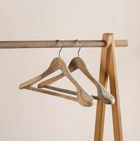 Cintre en bois de camphre antidérapant floqué pour costumes, manteaux et pantalons, à épaules larges, anti-mites et anti-insectes, unisexe