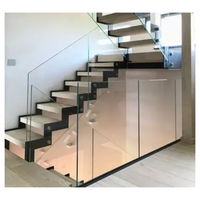 Escalier moderne à double poutre, poutres en Z jumelées, marches ouvertes en hickory, escalier résidentiel pour villa