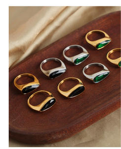 Nuovo Anello Geometrico di Lusso in Titanio Placcato Oro per Donne, con Stile Retrò e Sofisticato. - Product Image 1