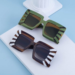 Lunettes de soleil sur mesure à grande monture pour femmes, protection UV400, style carré rayé, tendance Instagram, vente en gros transfrontalière Taizhou - Product Image 1