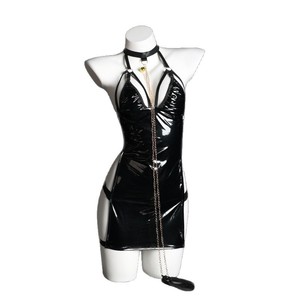 Combinaison en cuir verni avec chaîne, design bondage à entrejambe ouvert, pour un look alternatif de domination. - Product Image 4