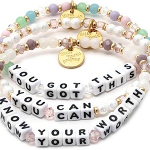 Braccialetti personalizzati <span class=keywords><strong>con</strong></span> perline <span class=keywords><strong>con</strong></span> parole ispiratrici e numeri alla moda regalo a forma di lettera per gli anniversari - Product Image 2